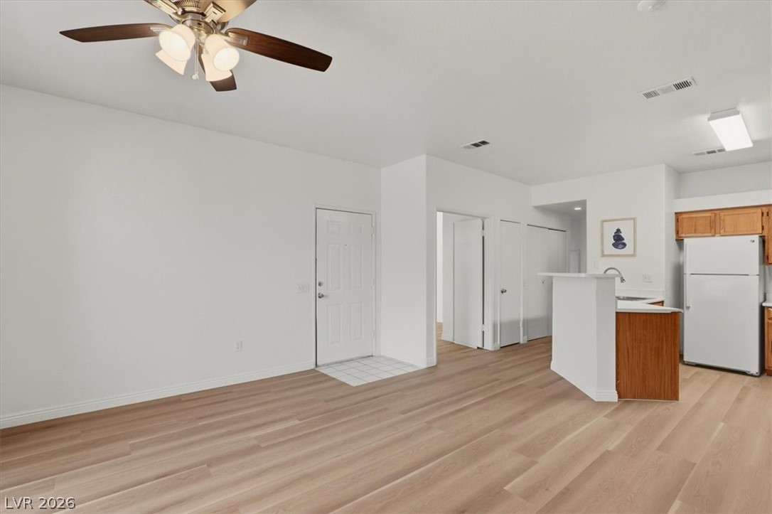 Photo 15 of 35, 5415 W Harmon Avenue #1075