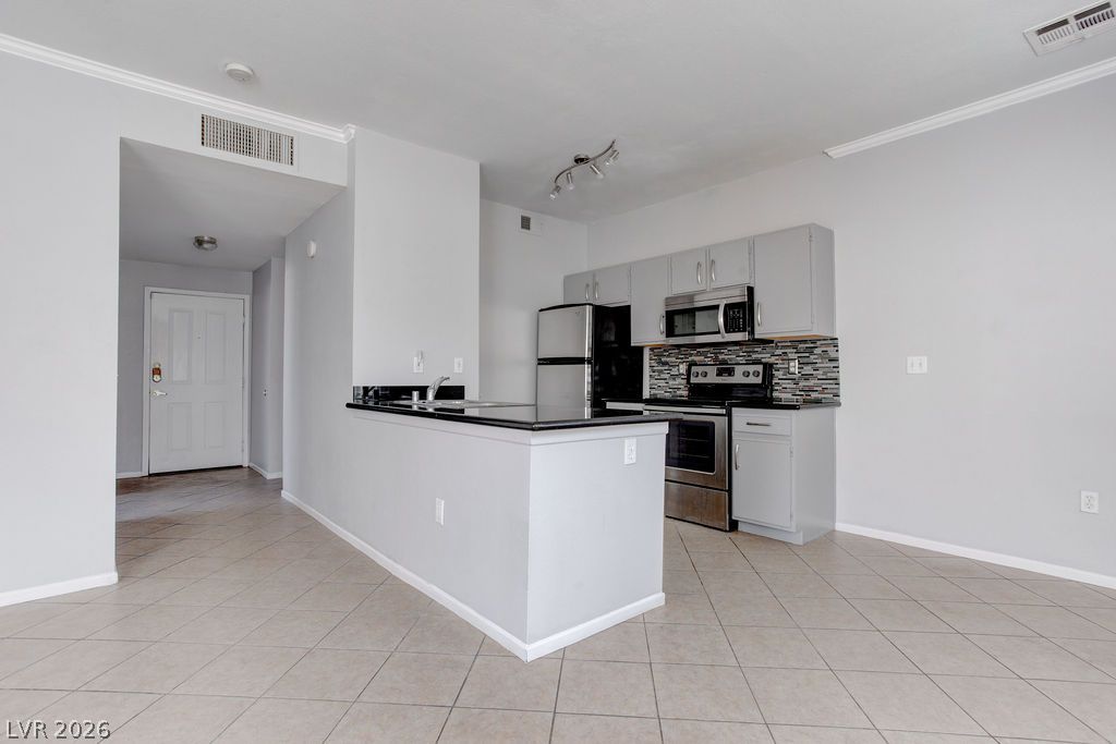 Photo 11 of 25, 2900 Sunridge Heights Parkway #418