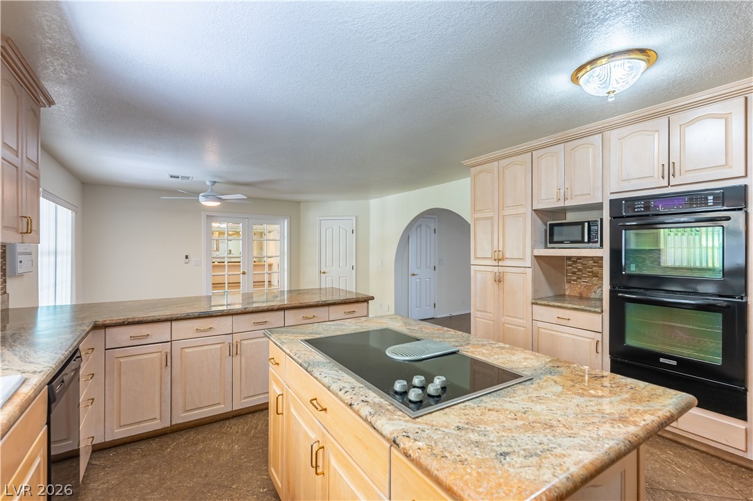 Photo 12 of 37, 3013 W Oakey Boulevard