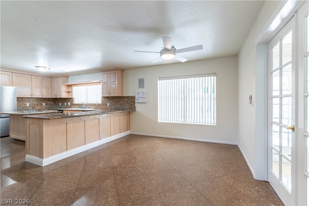 Photo 13 of 37, 3013 W Oakey Boulevard