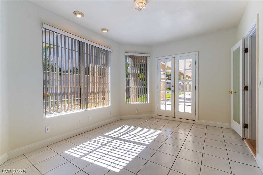 Photo 19 of 37, 3013 W Oakey Boulevard
