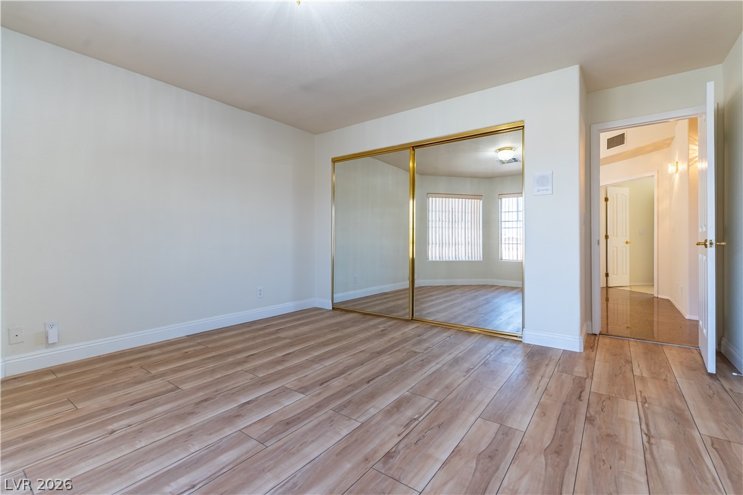 Photo 33 of 37, 3013 W Oakey Boulevard