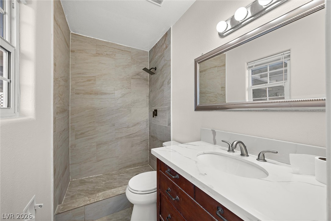 Photo 16 of 38, 4122 Parkwood Circle
