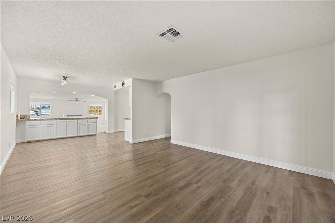 Photo 13 of 38, 4122 Parkwood Circle