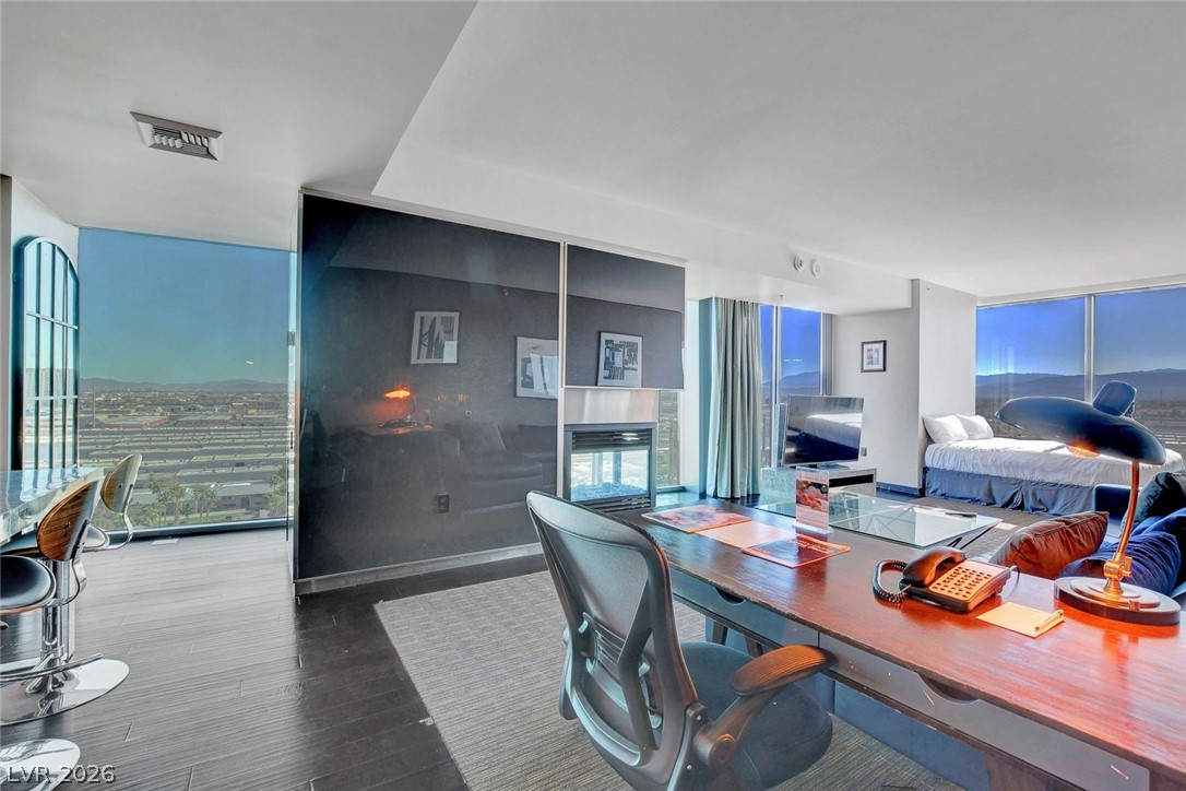 Photo 7 of 33, 4381 W Flamingo Road #1121