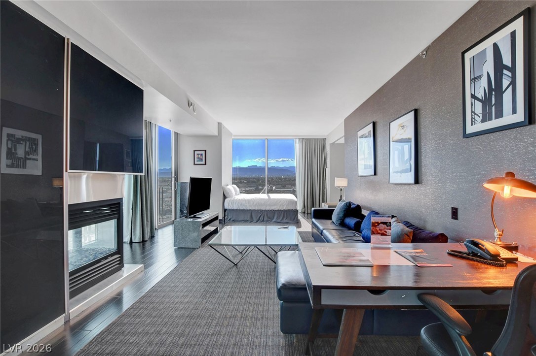 Photo 8 of 33, 4381 W Flamingo Road #1121