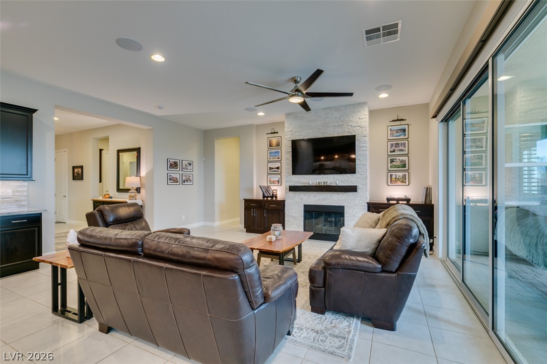 Photo 14 of 52, 7326 Winesburg Street