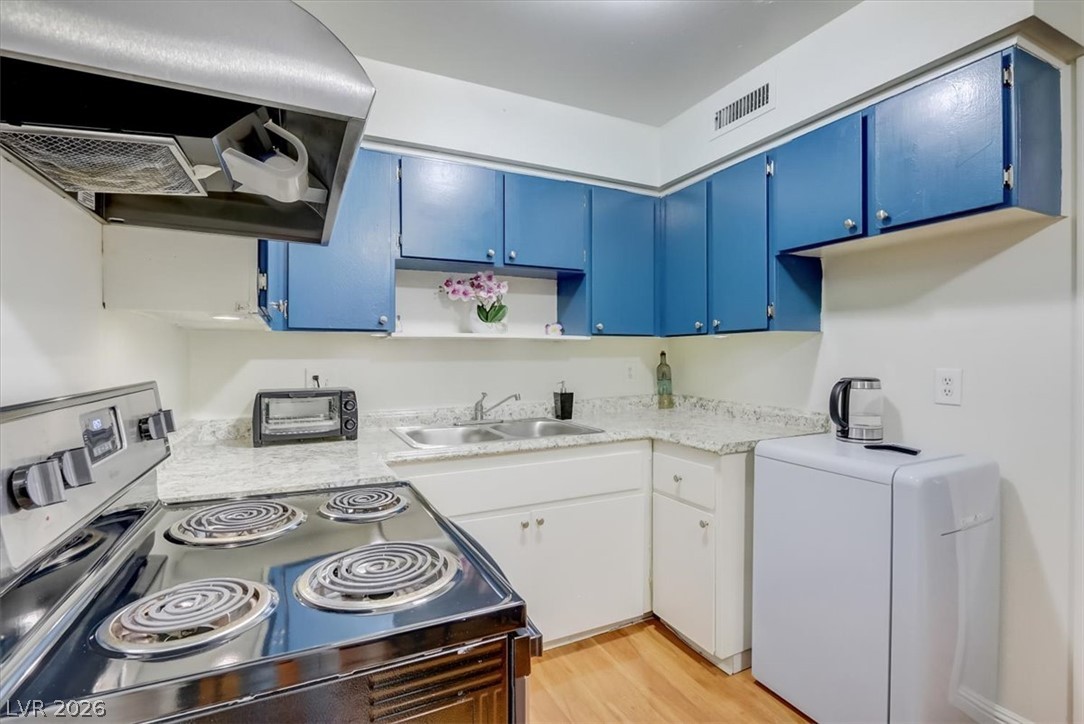 Photo 9 of 26, 555 S Royal Crest Circle #25