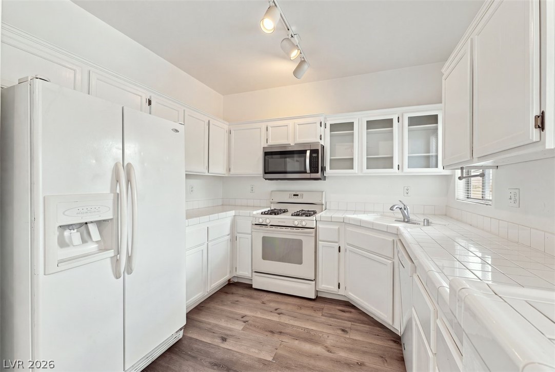 Photo 6 of 30, 1830 N Buffalo Drive #2108