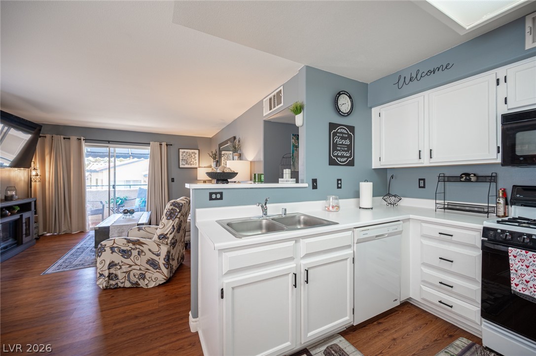 Photo 17 of 44, 3425 E Russell Road #251
