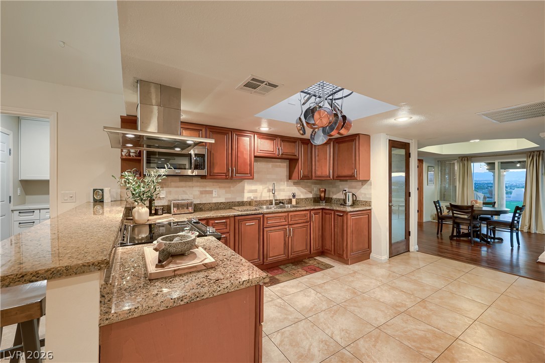 Photo 13 of 47, 1027 Sidehill Way