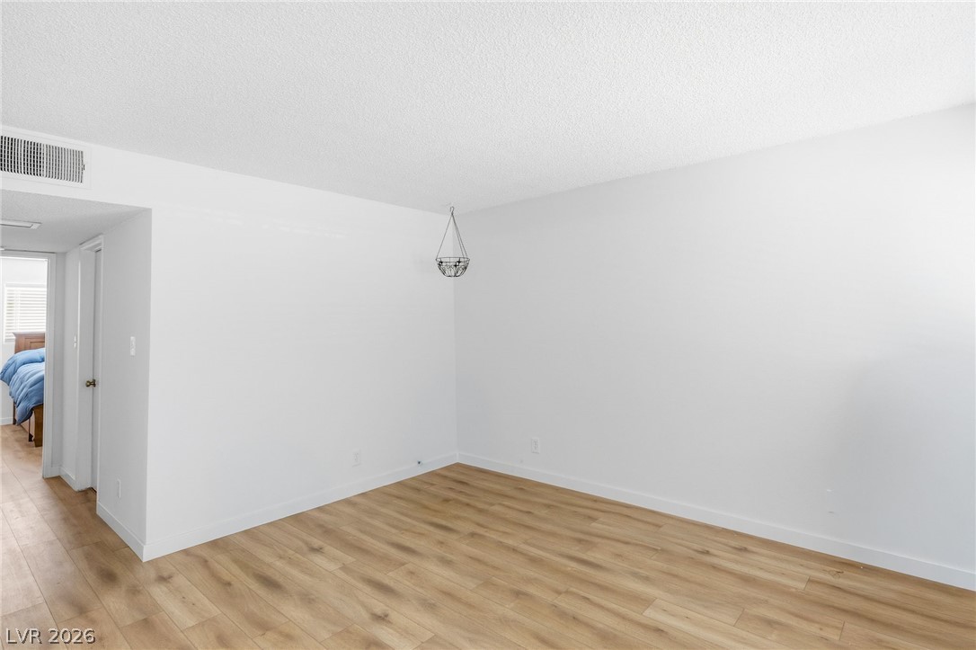 Photo 11 of 29, 208 Orland Street #10
