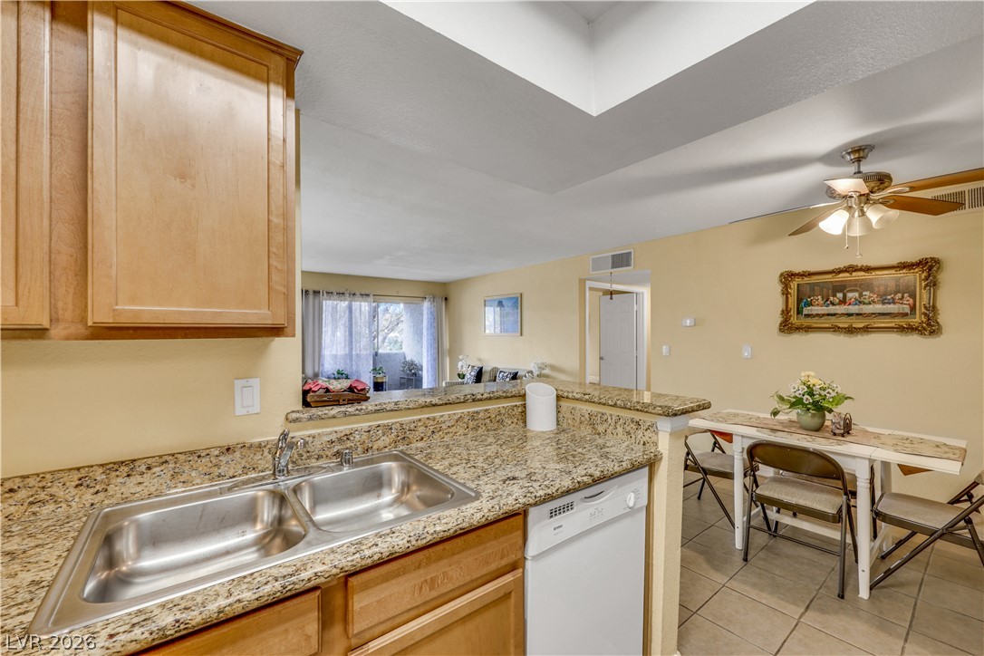 Photo 14 of 30, 1455 E Katie Avenue #L22