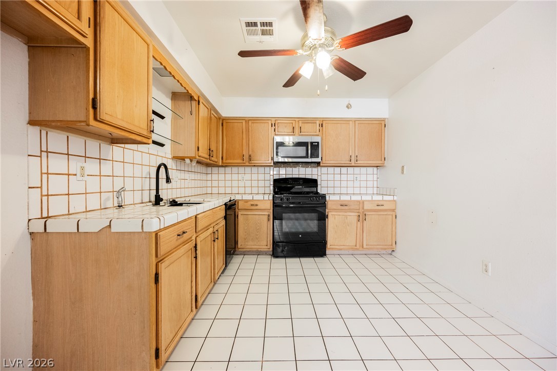 Photo 11 of 46, 2141 Twickenham Place #C