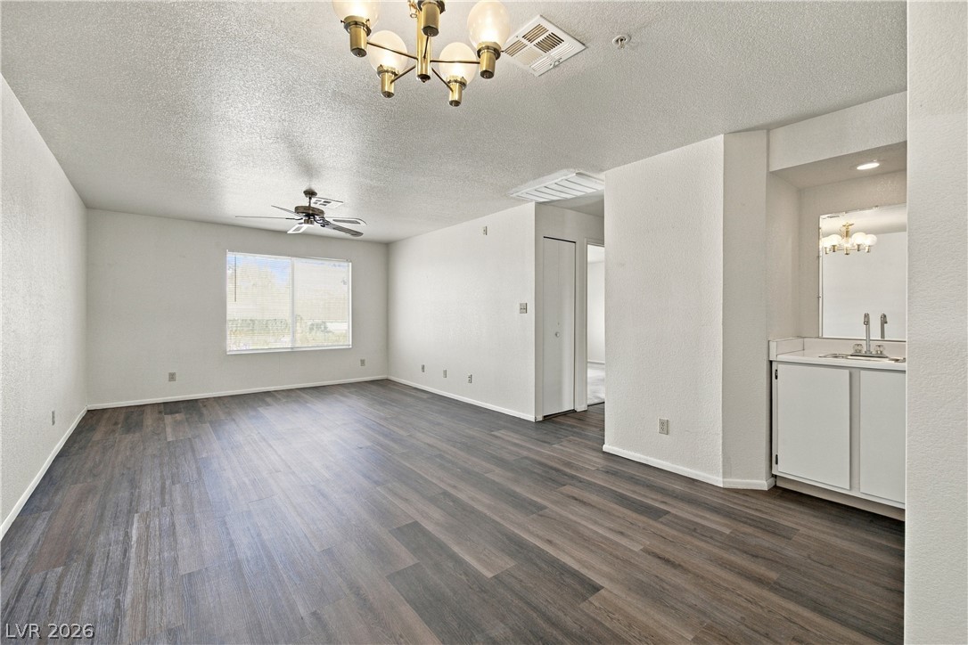 Photo 7 of 20, 2036 Mesquite Lane #203
