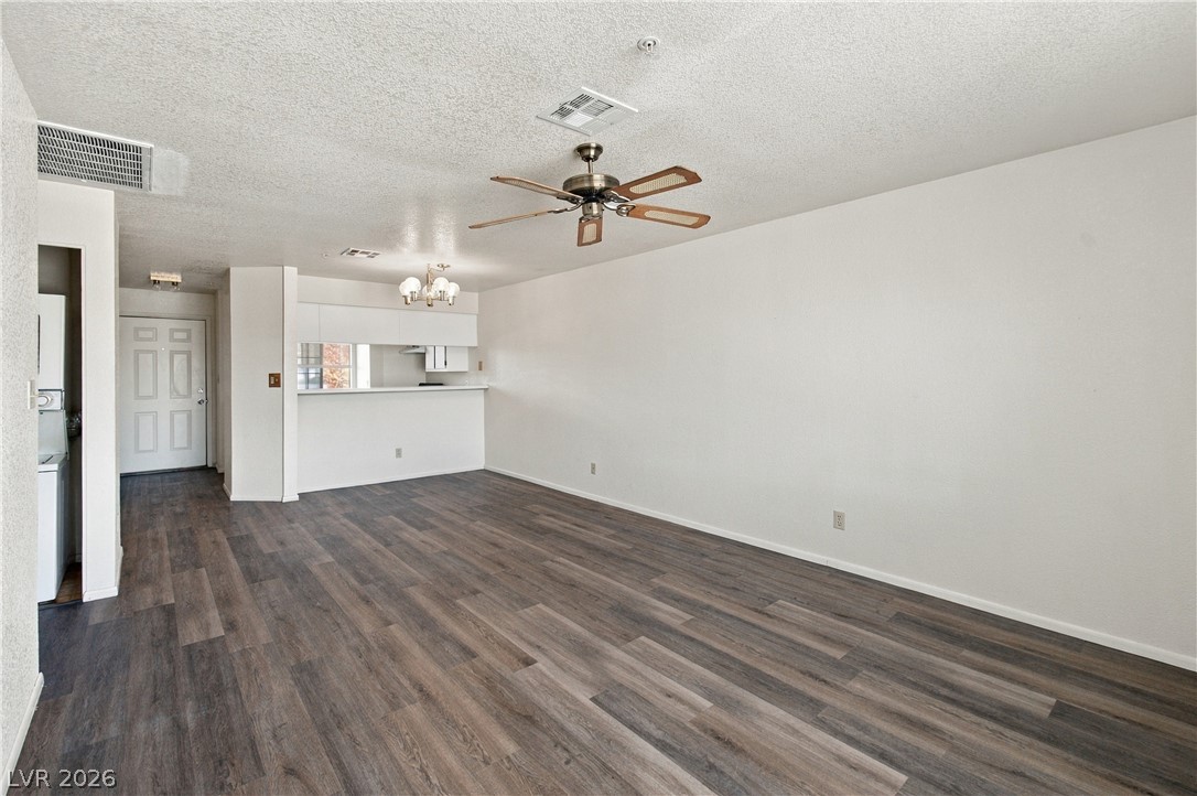 Photo 11 of 20, 2036 Mesquite Lane #203