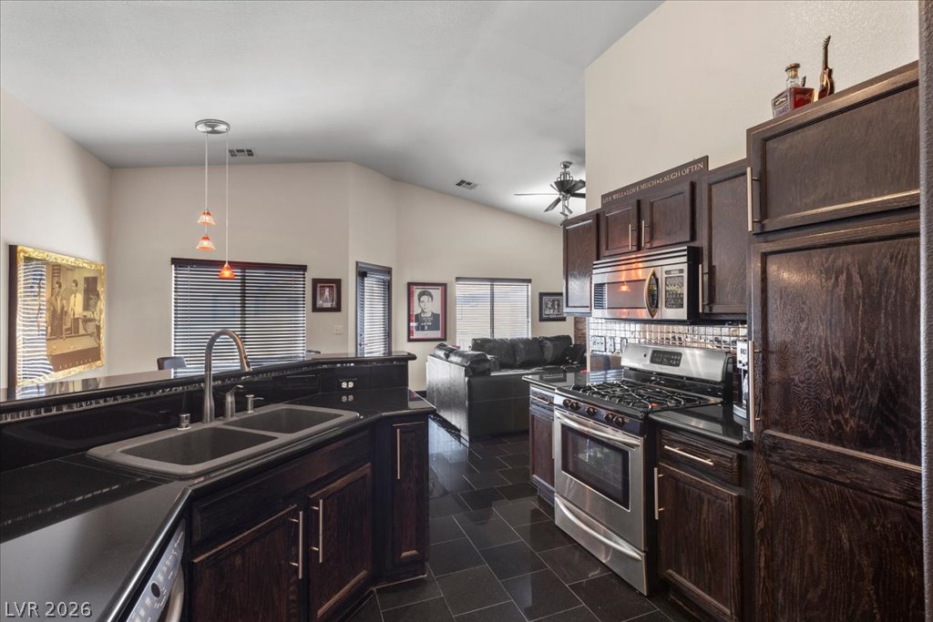 Photo 7 of 30, 6252 Ordaz Avenue #101