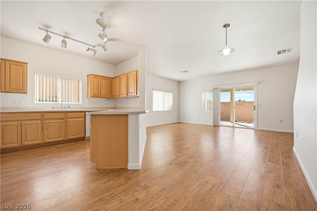 Photo 7 of 40, 3921 Pepper Thorn Avenue #2