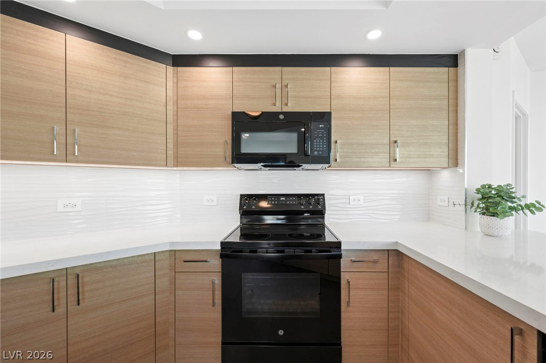 Photo 7 of 37, 322 Karen Avenue #1408