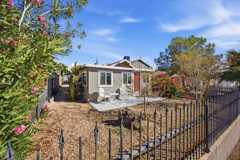 Photo 9 of 27, 641 L Avenue