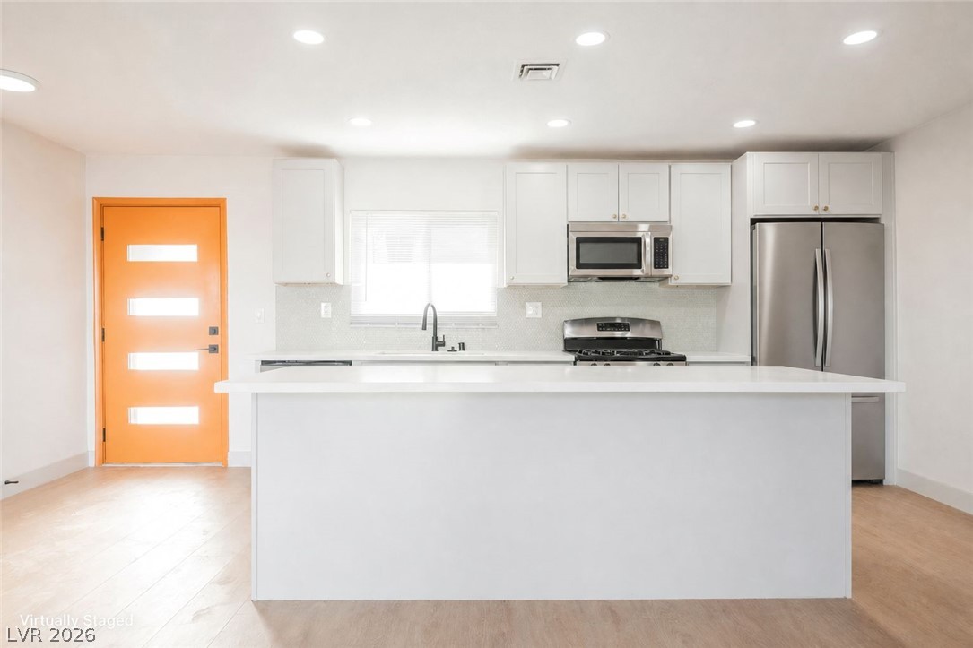 Photo 7 of 13, 906 Baker Avenue