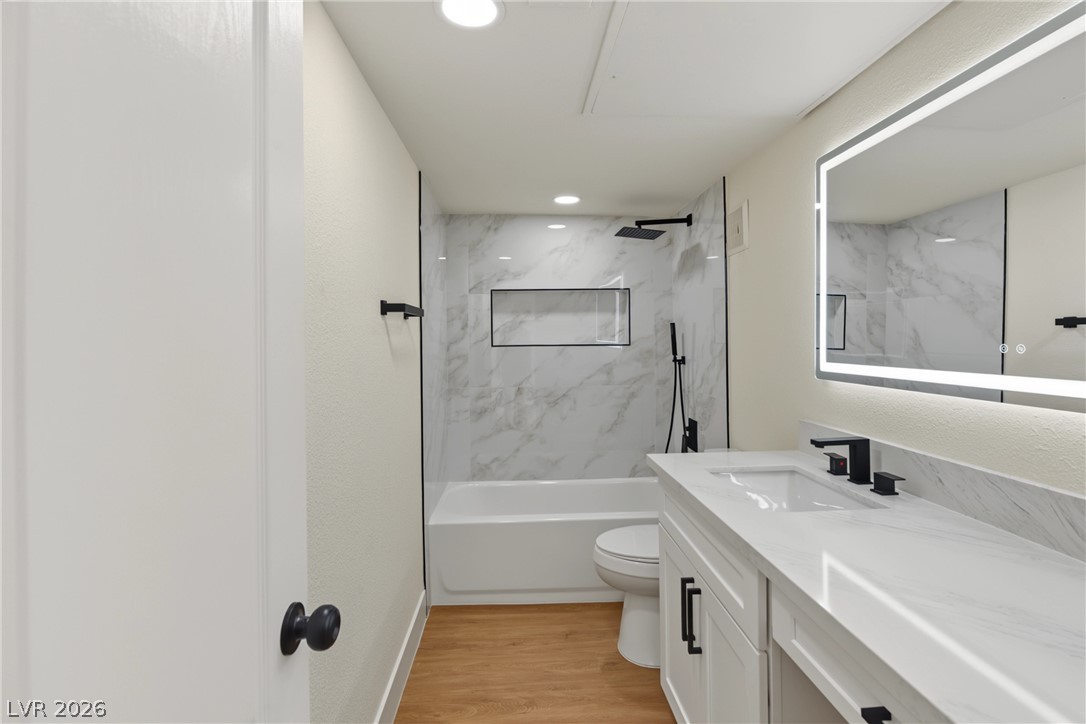 Photo 6 of 20, 668 Oakmont Avenue #1706