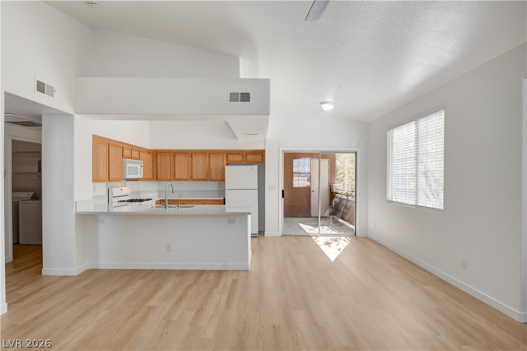 Photo 6 of 37, 1405 Seward Street #203