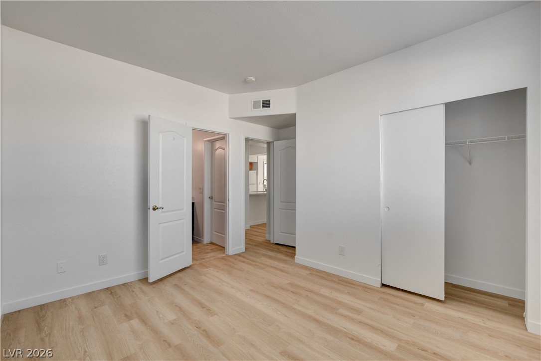 Photo 17 of 37, 1405 Seward Street #203