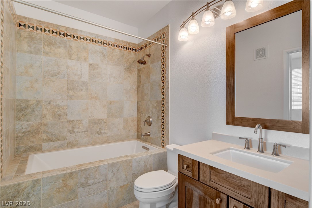 Photo 15 of 37, 1405 Seward Street #203
