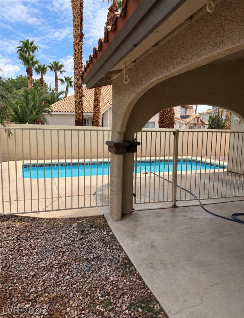 Photo 2 of 909 Sparrow Court