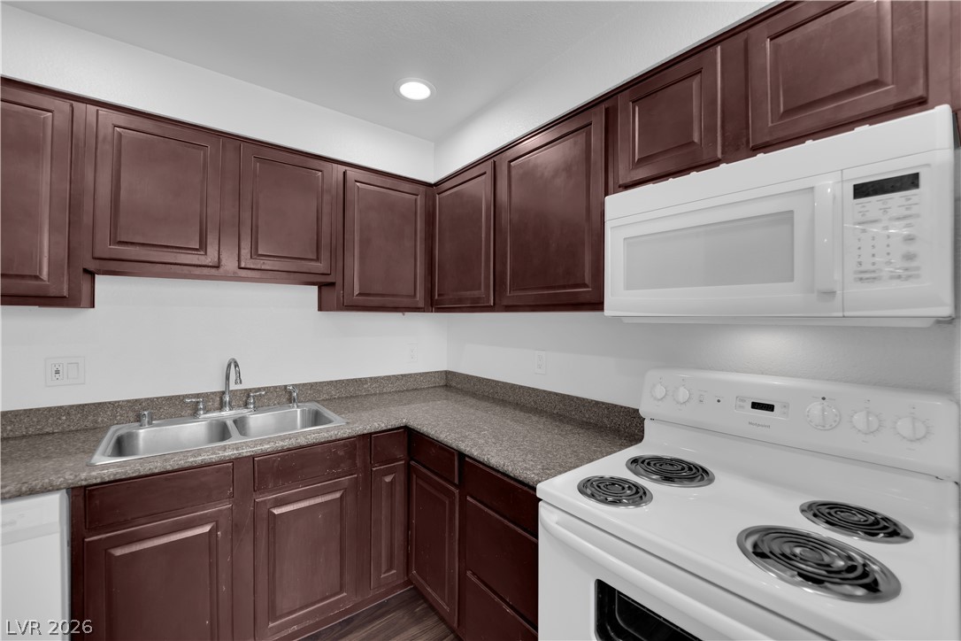 Photo 13 of 43, 4421 Alexis Drive #428