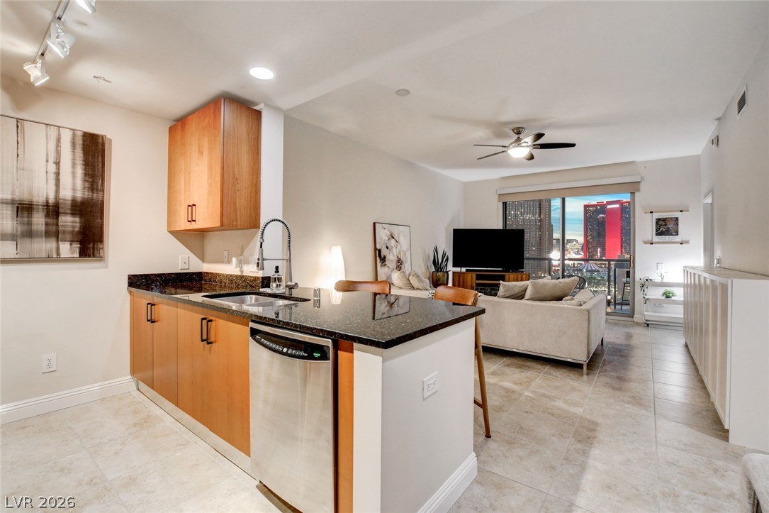 Photo 19 of 78, 200 W Sahara Avenue #1703